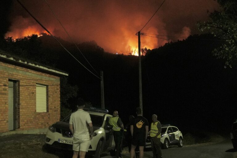 Rural.- El fuego no da tregua en Galicia: arden más de 88.000 hectáreas con siete focos activos, tres nuevos