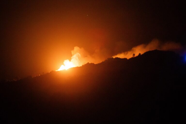 Rural.- Reabre la PO-552 en Oia (Pontevedra) mientras siguen las labores de extinción del incendio en Mougás