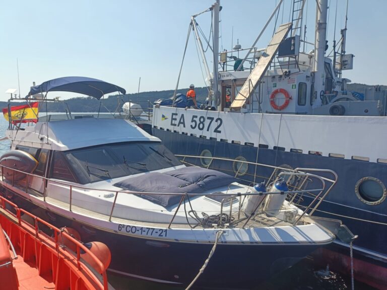 Un buque de Gardacostas evita el hundimiento de un yate de 13 metros de eslora de Baiona