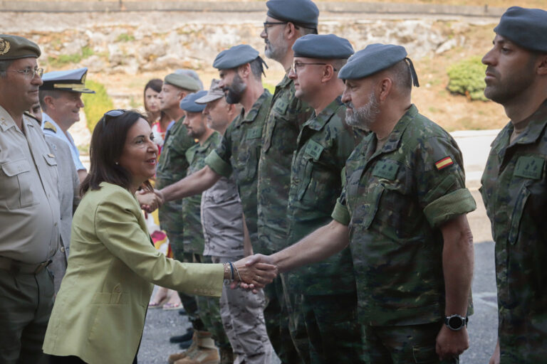 (AM)Rural.- Robles afirma que UME y Ejército de Tierra seguirán desplegados en Galicia el tiempo que «sea necesario»