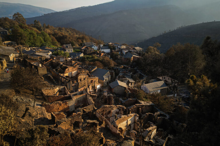 Rural.- Los grandes fuegos de Chandrexa y Trevinca siguen activos, mientras la situación en el resto de Galicia mejora