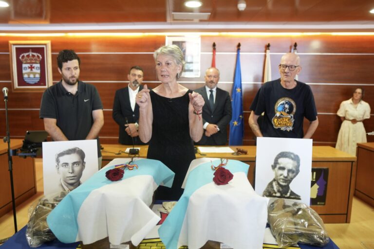 El Ayuntamiento de Culleredo acoge la entrega a sus familias de los restos de dos víctimas del franquismo en 1952