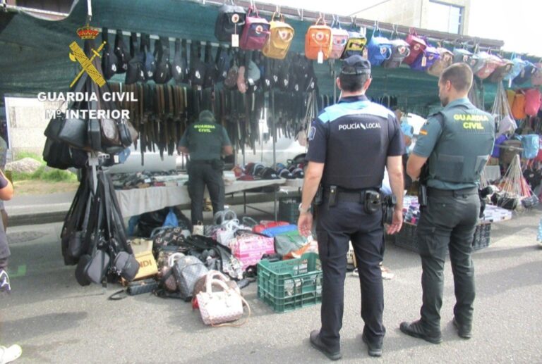 Investigadas 6 personas por vender bolsos, cinturones y carteras falsificados en un mercadillo de Sanxenxo (Pontevedra)