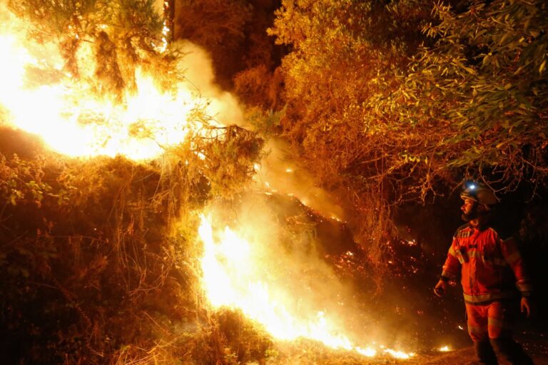 Rural.- El fuego se ceba con A Pobra do Brollón y Quiroga, en Lugo, con siete pueblos en peligro durante la noche