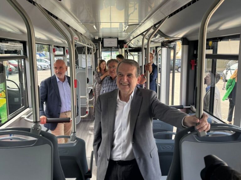 Vigo incorpora cinco nuevos buses híbridos a su servicio de transporte urbano, cuya flota tiene una edad media de 4 años