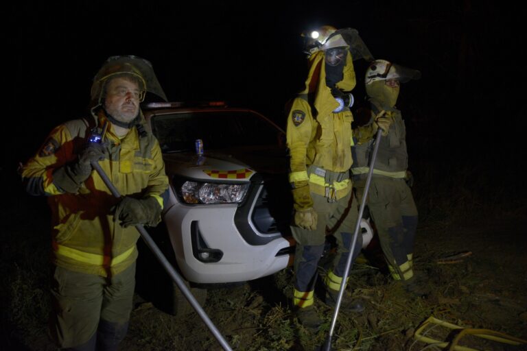Rural.- El incendio de A Fonsagrada, en cuya extinción colaboran vecinos y medios municipales, ronda el pueblo de Aguiar