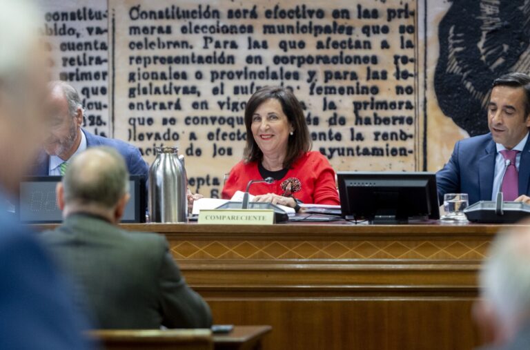 La ministra de Defensa apela a la diplomacia sobre Groenlandia y afirma que no está «presente» el despliegue militar