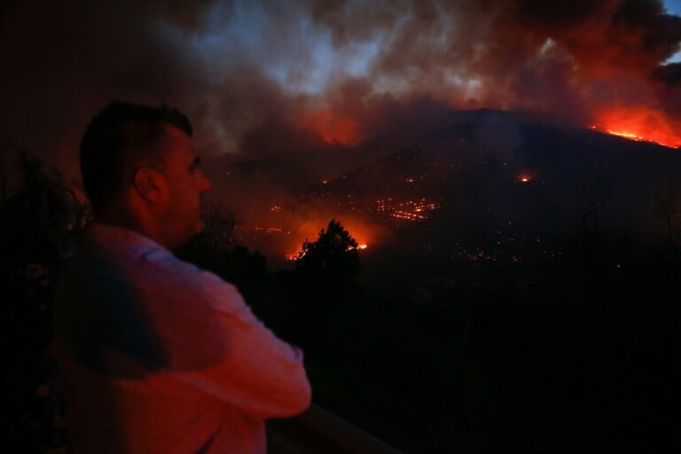 Rural.- Galicia mantiene activos cuatro incendios: El de A Pobra do Brollón (Lugo) calcina 900 hectáreas