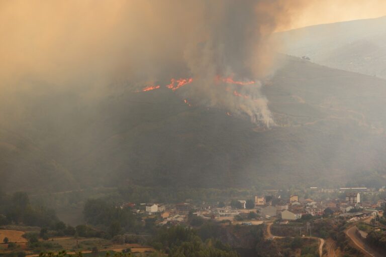 Rural.- Controlado el incendio de Carballeda de Valdeorras (Ourense), que afecta a unas 5.000 hectáreas