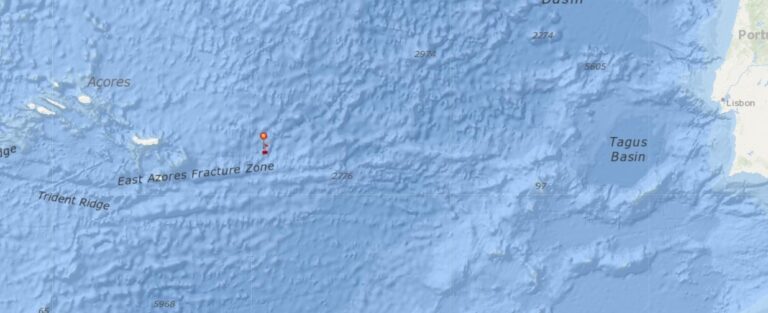 Naufraga un pesquero gallego cerca de las Azores y rescatan a sus 11 tripulantes
