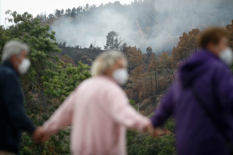 Más de mil vecinos de Petín y A Rúa forman una cadena humana para reclamar a la Xunta soluciones para el vertedero