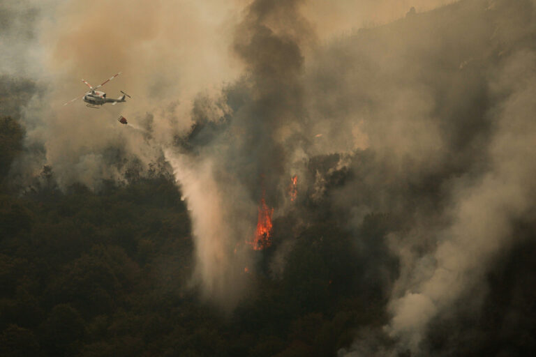 Rural.- Extinguidos los incendios de Carballeda de Valdeorras, Vilardevós y Carballeda de Avia