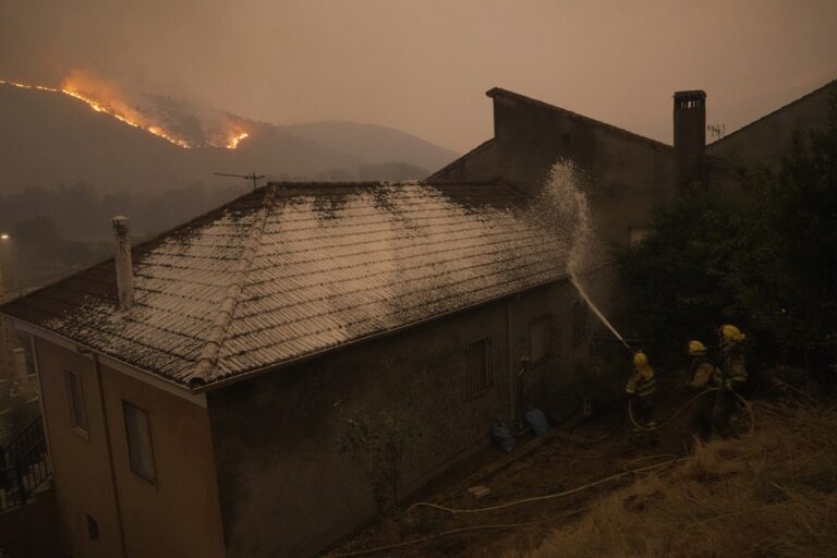 Rural.- Los tres mayores incendios de la historia de Galicia, todos bajo control, ya son los únicos sin extinguir