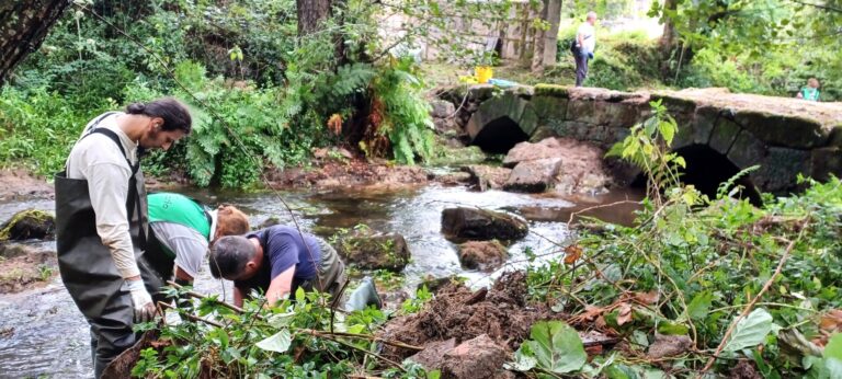 Vaipolorío culmina en Pontevedra su XXV Campaña de limpieza del río Gafos tras retirar 1,23 toneladas de residuos
