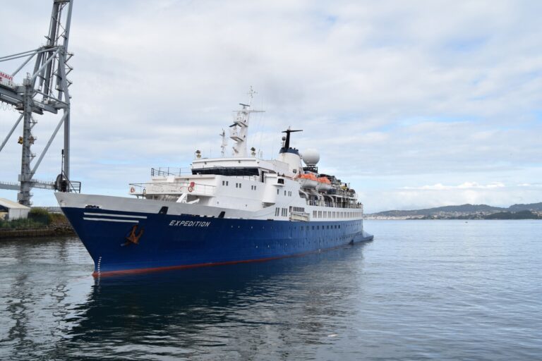 El astillero vigués San Enrique bota un catamarán y entrega un buque para la Antártida tras su puesta a punto