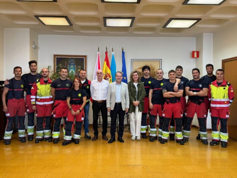 Rural.- Caballero felicita a los bomberos de Vigo que actuaron en los incendios y afea a la Xunta que no los reconociese