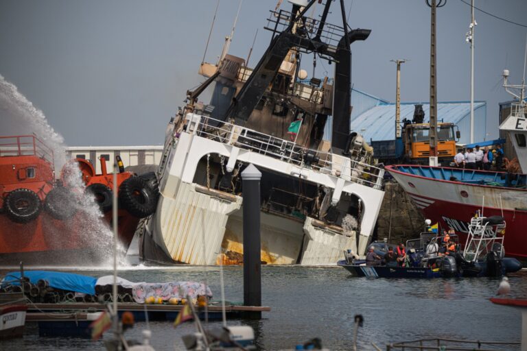 Trabajan en expulsar el agua del buque que arde en Ribeira, que se estabiliza «lentamente»
