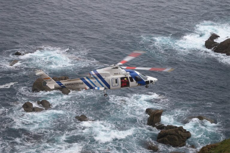En coma un tripulante de un velero herido en Burela (Lugo), al que un helicóptero de Gardacostas trasladó al hospital