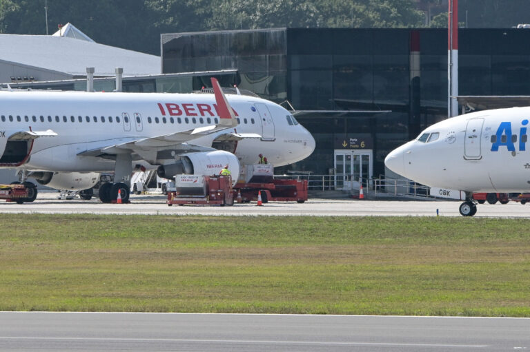 La alcaldesa de A Coruña urge a la Xunta un cambio en su política aeroportuaria tras los recortes de Ryanair