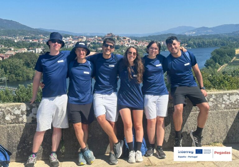 Más de 20 jóvenes gallegos y portugueses recorren el Camino de Santiago con el programa PEGADAS