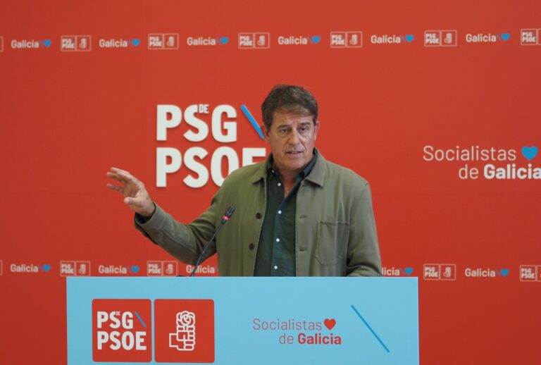 Besteiro denuncia el «servilismo obsceno» de Rueda y reclama que «defienda Galicia» y acepte la condonación de la deuda