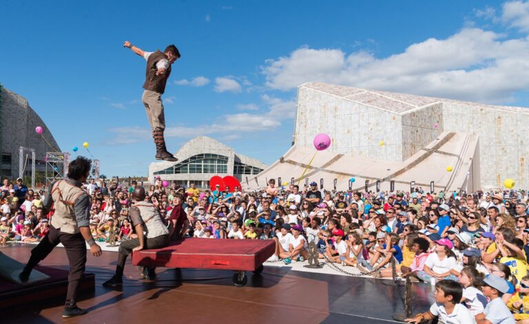 Más de medio centenar de artistas y 14 compañías participarán este sábado en ‘Ciudad Imaginaria’, en Santiago