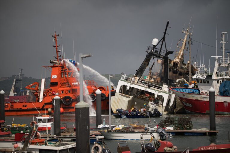 Continúan los trabajos de achique y de enderezado del buque Awadi, que arde en el puerto de Ribeira desde el lunes