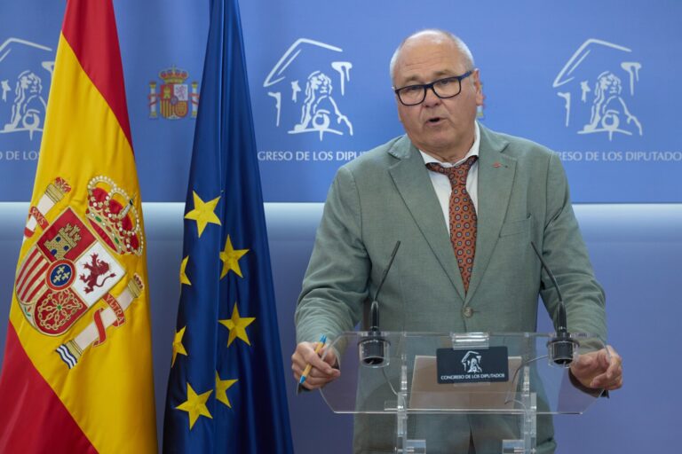 Turismo.- Sumar denuncia la política de «abusos» y «chantaje» de Ryanair con las tasas de Aena: «Son matones de pista»