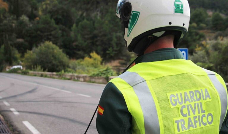 Investigan a un menor de 15 años por conducir un vehículo agrícola por Barbanza con su madre de copiloto