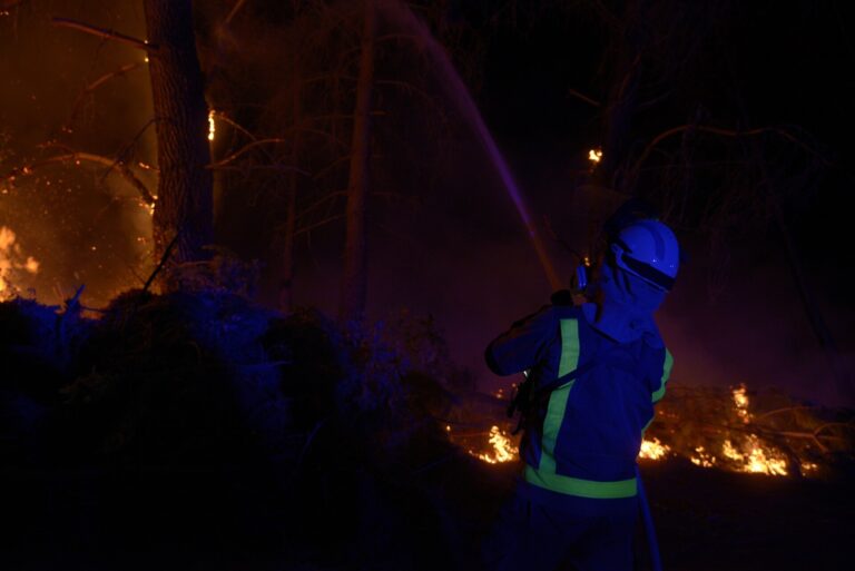 Rural.- Fuertes rachas de viento dificultan la extinción del fuego de Carballeda de Valdeorras, que quema 500 hectáreas