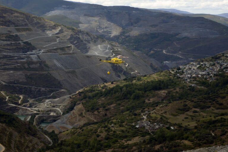 Rural.- El fuego de Carballeda de Valdeorras calcina 850 hectáreas y evoluciona favorablemente hacia su estabilización