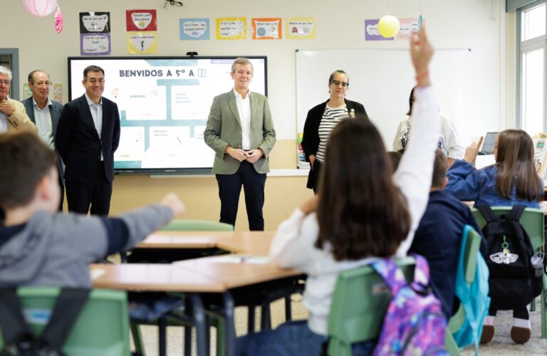 Rueda inaugura el curso escolar en Vedra (A Coruña) y desea «buena vuelta a las aulas» a profesores y alumnos