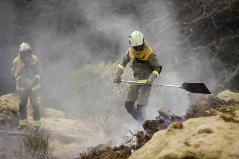 Rural.- Continúa muy grave uno de los efectivos herido en los incendios de Ourense con evolución favorable de otros dos