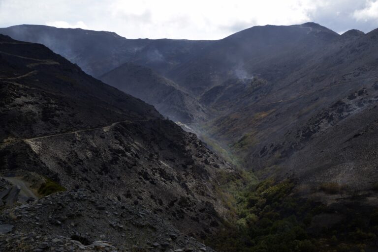 Controlado el fuego de Carballeda de Valdeorras (Ourense), que calcina 850 hectáreas en la parroquia de Casaio
