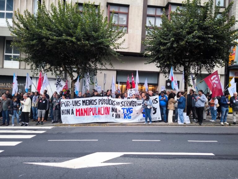 Una concentración ante el Parlamento exige a Xunta y PP el fin de la «manipulación» en los medios públicos gallegos