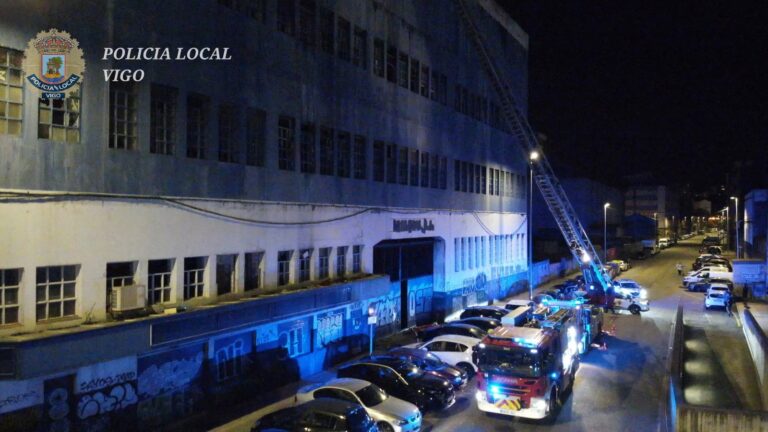 Rescatados dos hombres de una nave abandonada en Vigo, donde se declaró un conato de incendio