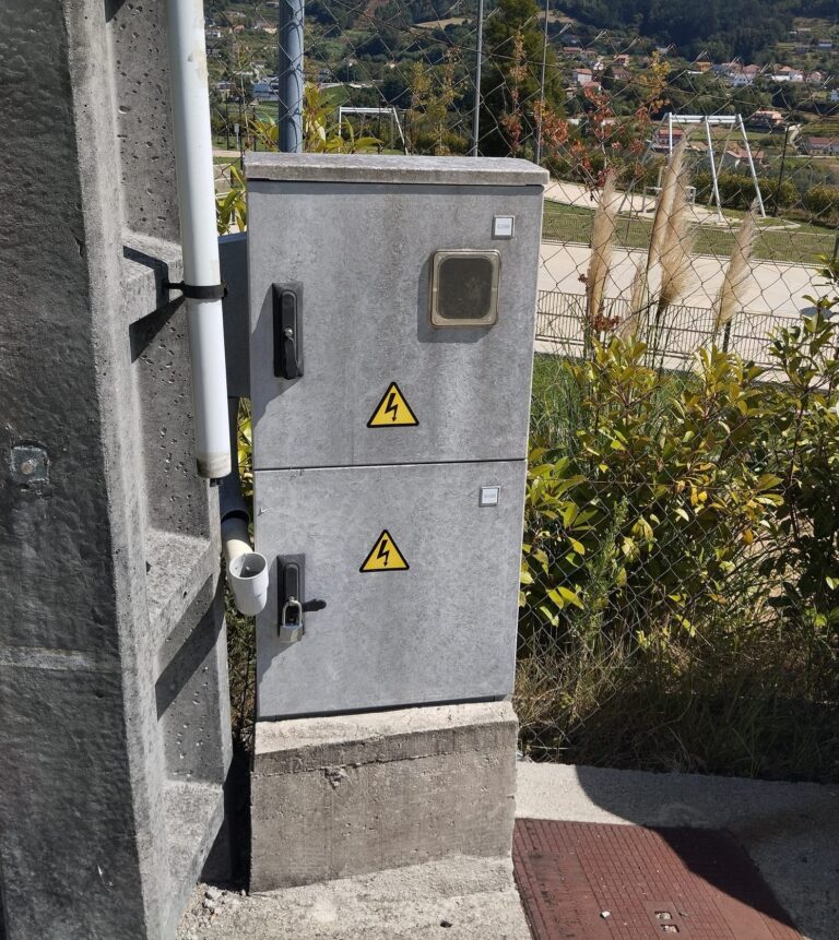 El Ayuntamiento de Redondela denuncia el corte de cableado en el Parque de Negros y alerta del peligro que supone