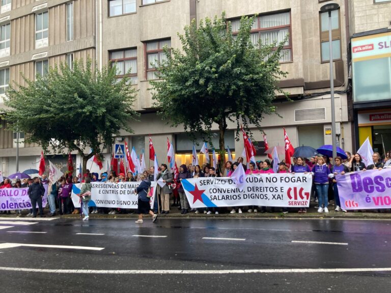 Trabajadoras de residencias y del SAF protestan ante el Parlamento para exigir mejoras laborales y «seguridad»