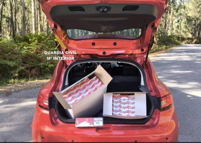 Intervenidas casi un millar de cajetillas de tabaco en un coche conducido por un joven en Sanxenxo (Pontevedra)