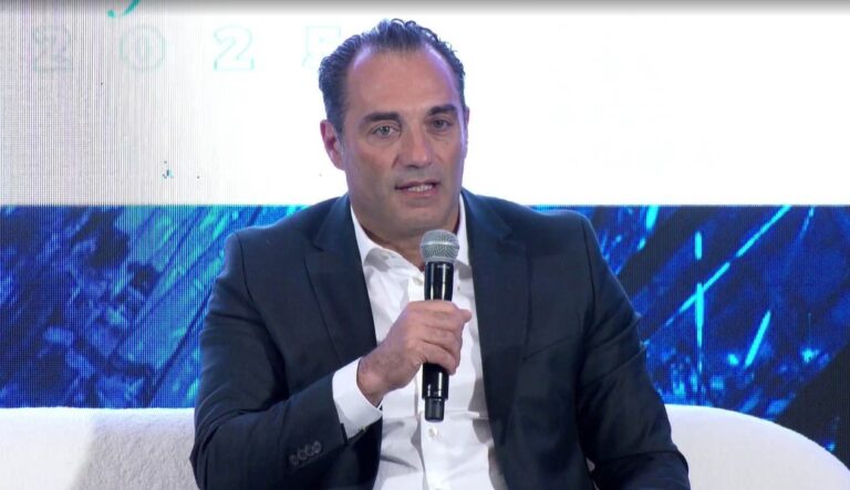 Filosa (Stellantis) pide flexibilidad a la Unión Europea para aplicar los objetivos de emisiones