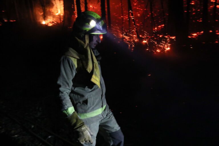 Estabilizado el incendio de Barreiros después de arrasar 80 hectáreas, principalmente de eucalipto