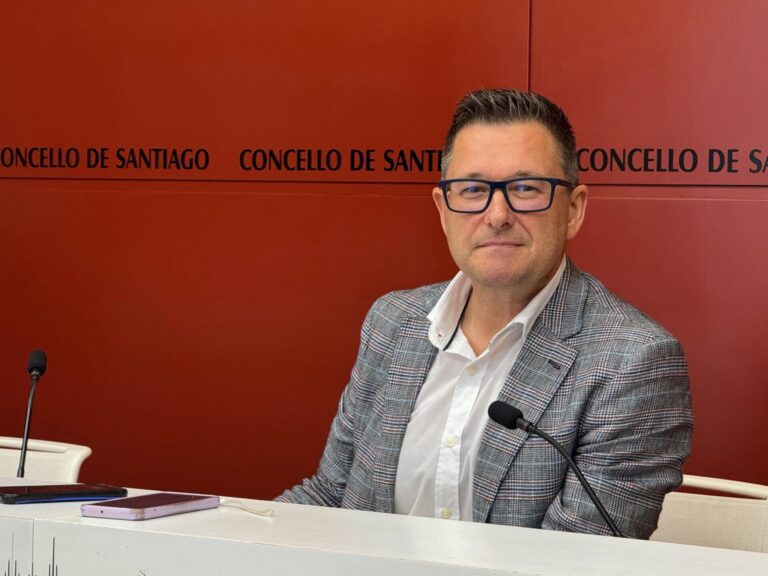 El PP de Santiago denuncia que trabajadores de centros sociales llevan 2 meses «sin cobrar» y exige que Xan Duro dimita