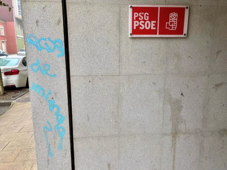 Los socialistas de Lugo denuncian como un «atentado» la pintada que apareció este martes en su sede