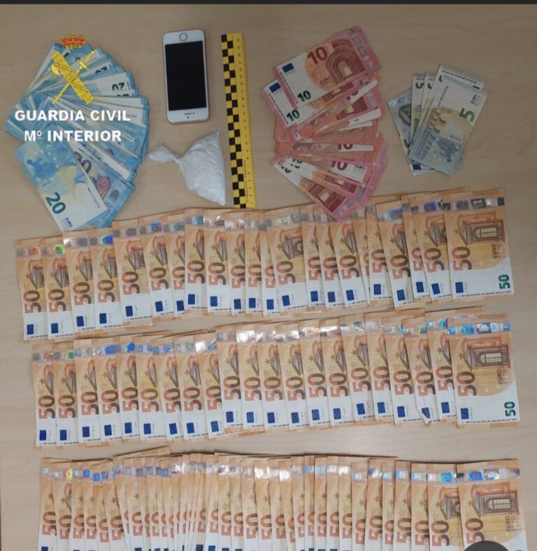 Detenido en Tomiño (Pontevedra) un conductor al que se le intervienen 50 gramos de cocaína y casi 6.300 euros