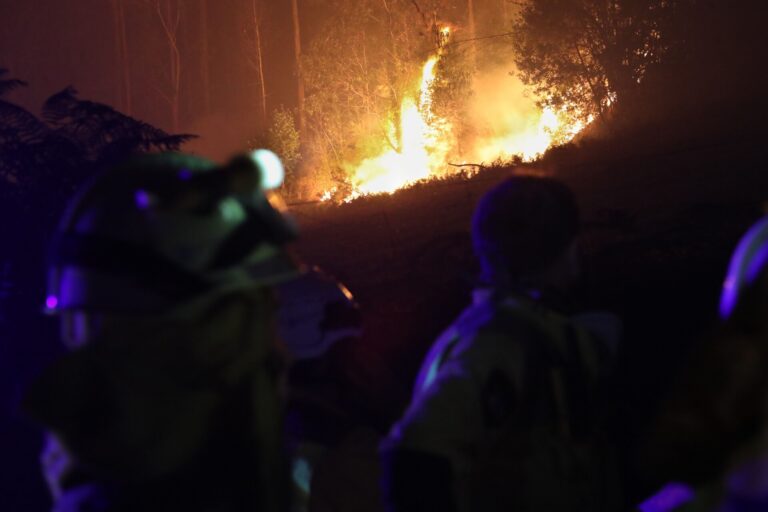 Ascienden a 140 las hectáreas afectadas por el incendio de Barreiros (Lugo), que permanece controlado