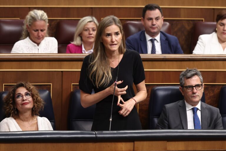 Aagesen tiende la mano en el Congreso para aprobar la planificación de la red de electricidad hasta 2030