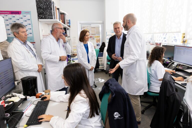 Galicia quiere impulsar un nuevo ensayo sobre la eficacia de la vacuna del virus respiratorio sincitial en mayores