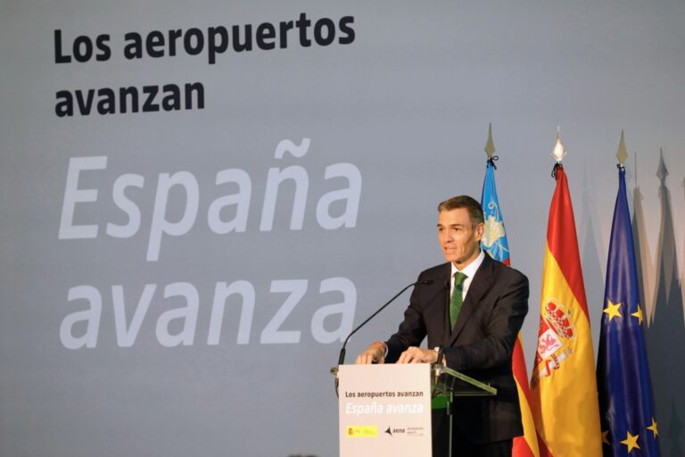 Sánchez anuncia 13.000 millones de inversión de Aena en aeropuertos, con actuaciones en los gallegos, entre 2027 y 2031