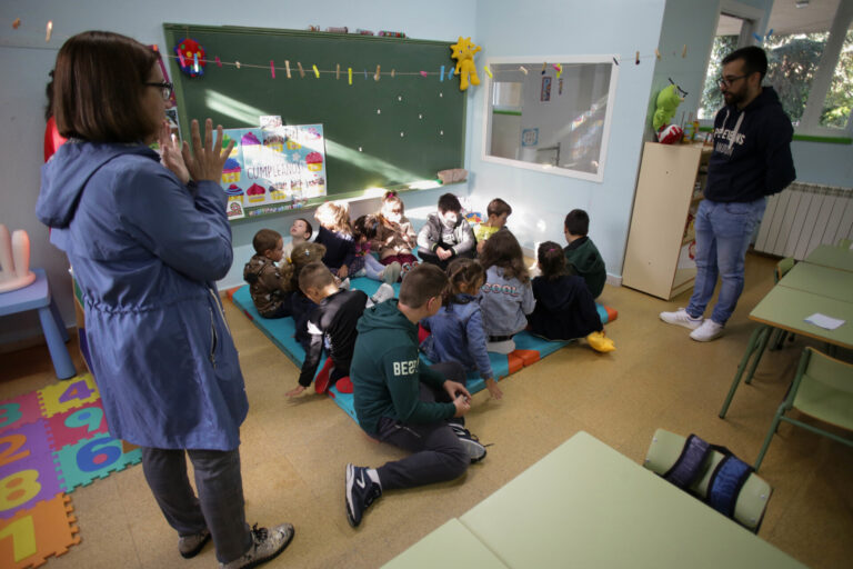 El conselleiro de Educación ve «publicitario» el anuncio de Sánchez de una ley para reducir la carga lectiva de docentes