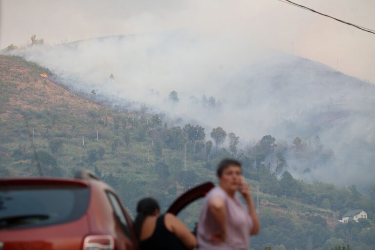 Rural.- Interrumpida la circulación de trenes entre Lugo y Ourense por el incendio de Pantón
